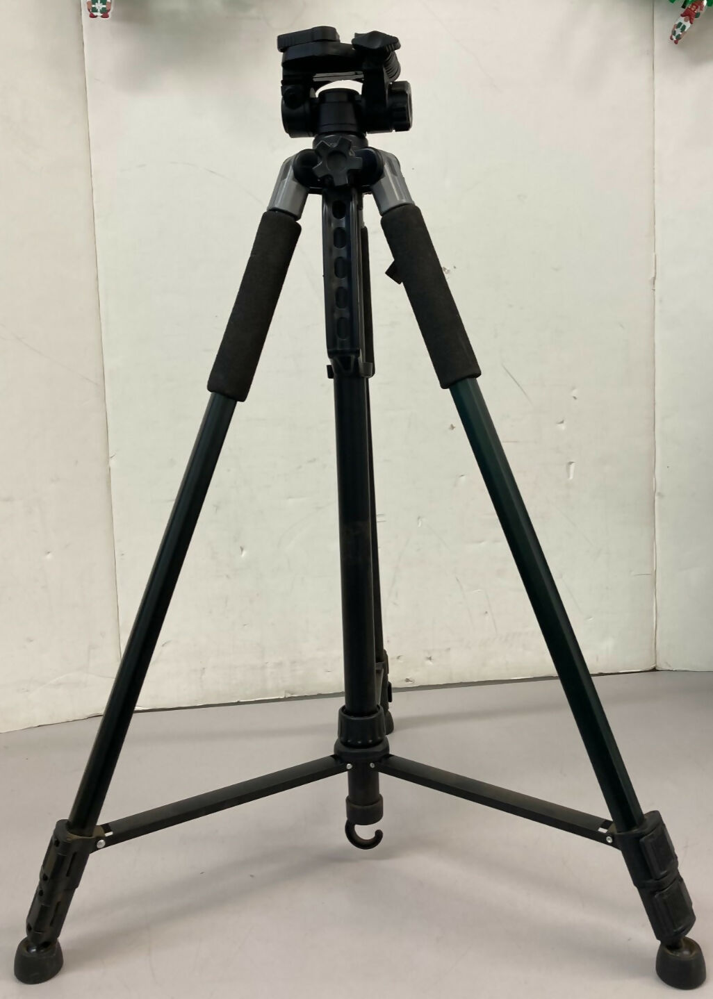 BOWER Heavy-Duty Series 72-In Tripod VT6800 - USED